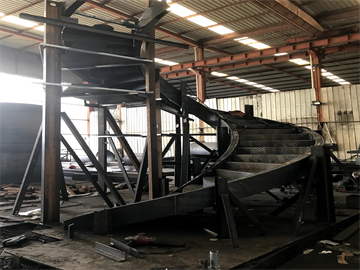    鋼結構旋轉樓梯廠內加工